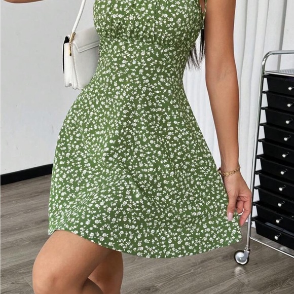 Chic Green Floral Mini Dress with Rouched bust Detail

8115 - Picture 7 of 8